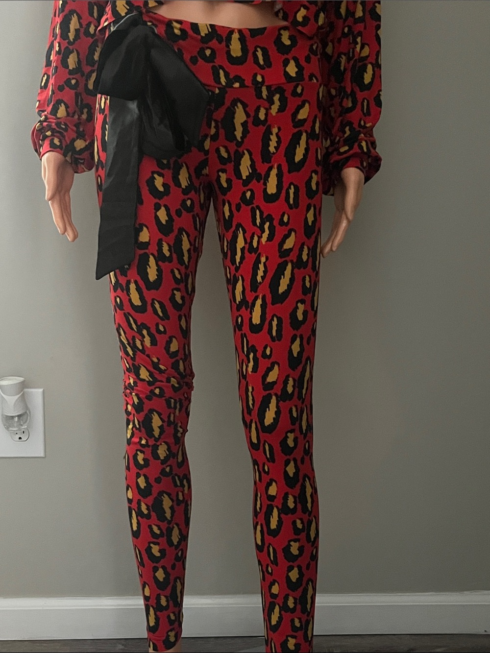 ‼️NEW‼️Rare‼️Cute Booty Lounge Red Leopard Print Scrunch Booty Leggings Medium